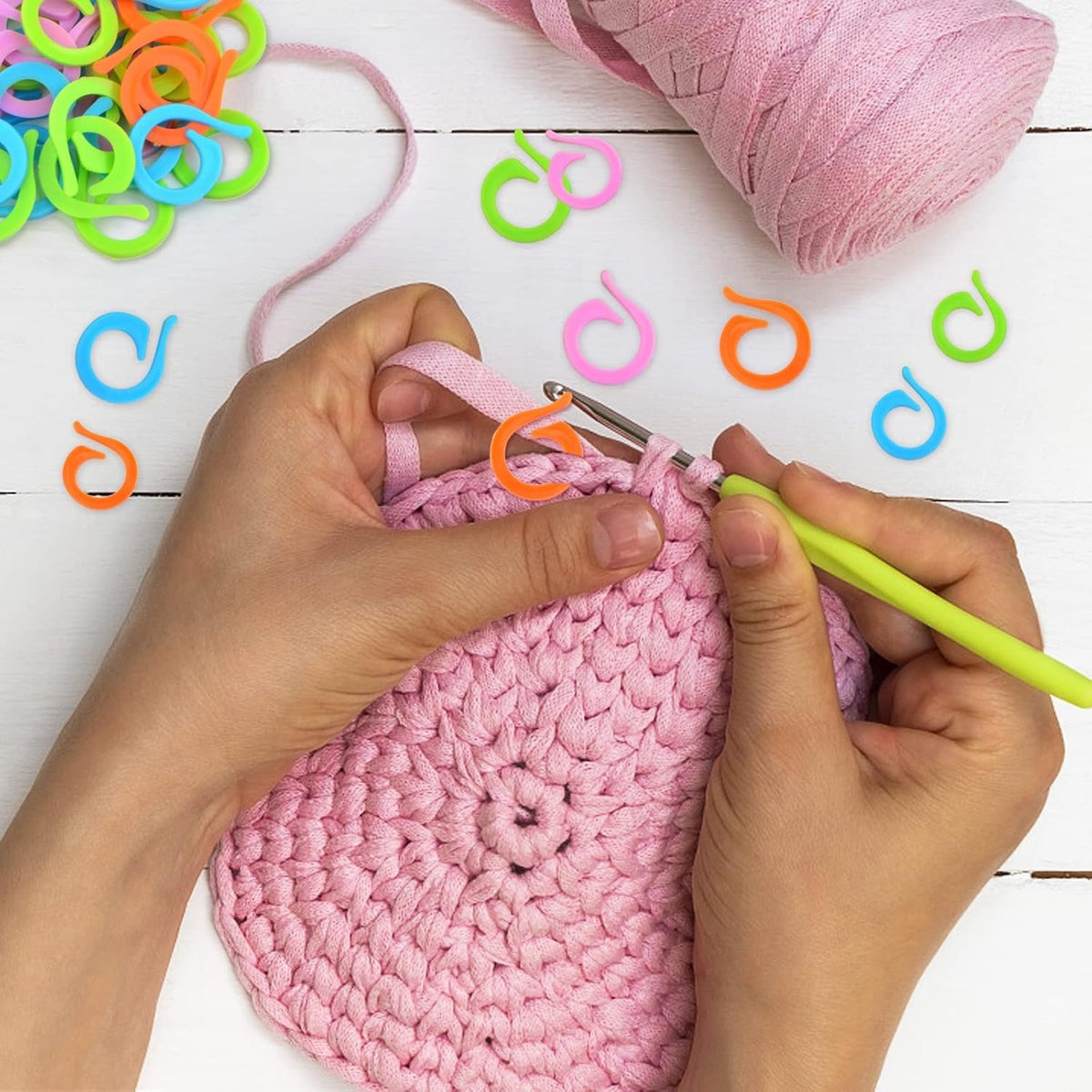 200pcs Colorful Knitting Crochet Markers Locking Stitch Marker Split Rings Plastic Knitting Stitch Rings Sewing Accessories for DIY Handmade Stitching Knitting Crafts, 2 Sizes