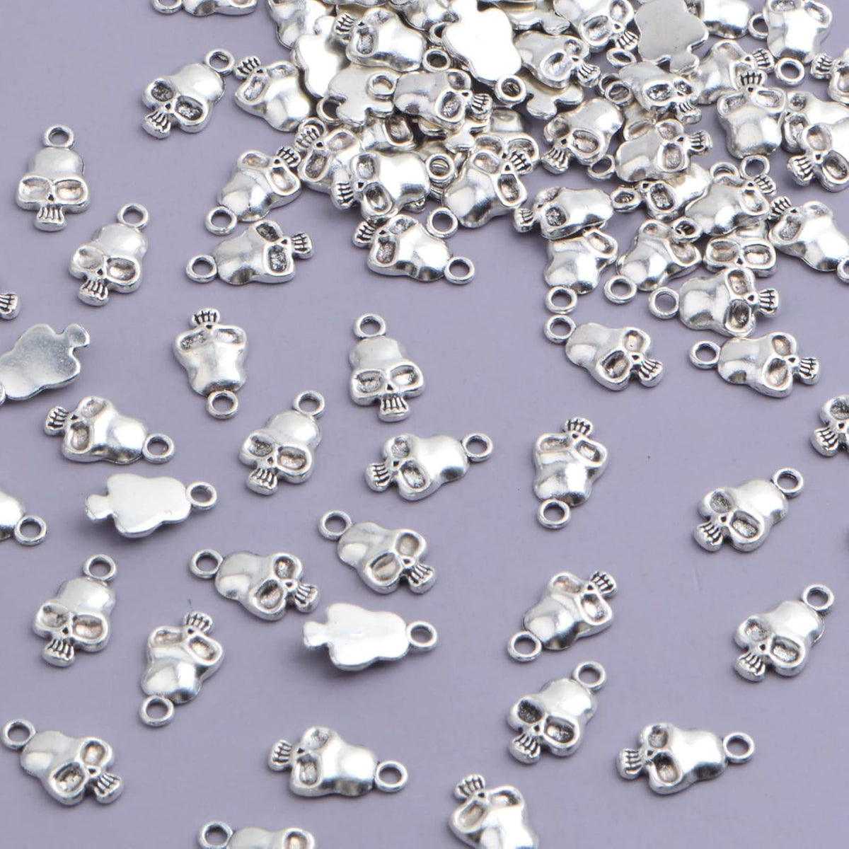 100pcs Antique Silver Skull Head Charms Vintage Alloy Skeleton Skull Head Dangle Pendants Craft Supplies for DIY Jewelry Making Halloween Home Party Décor