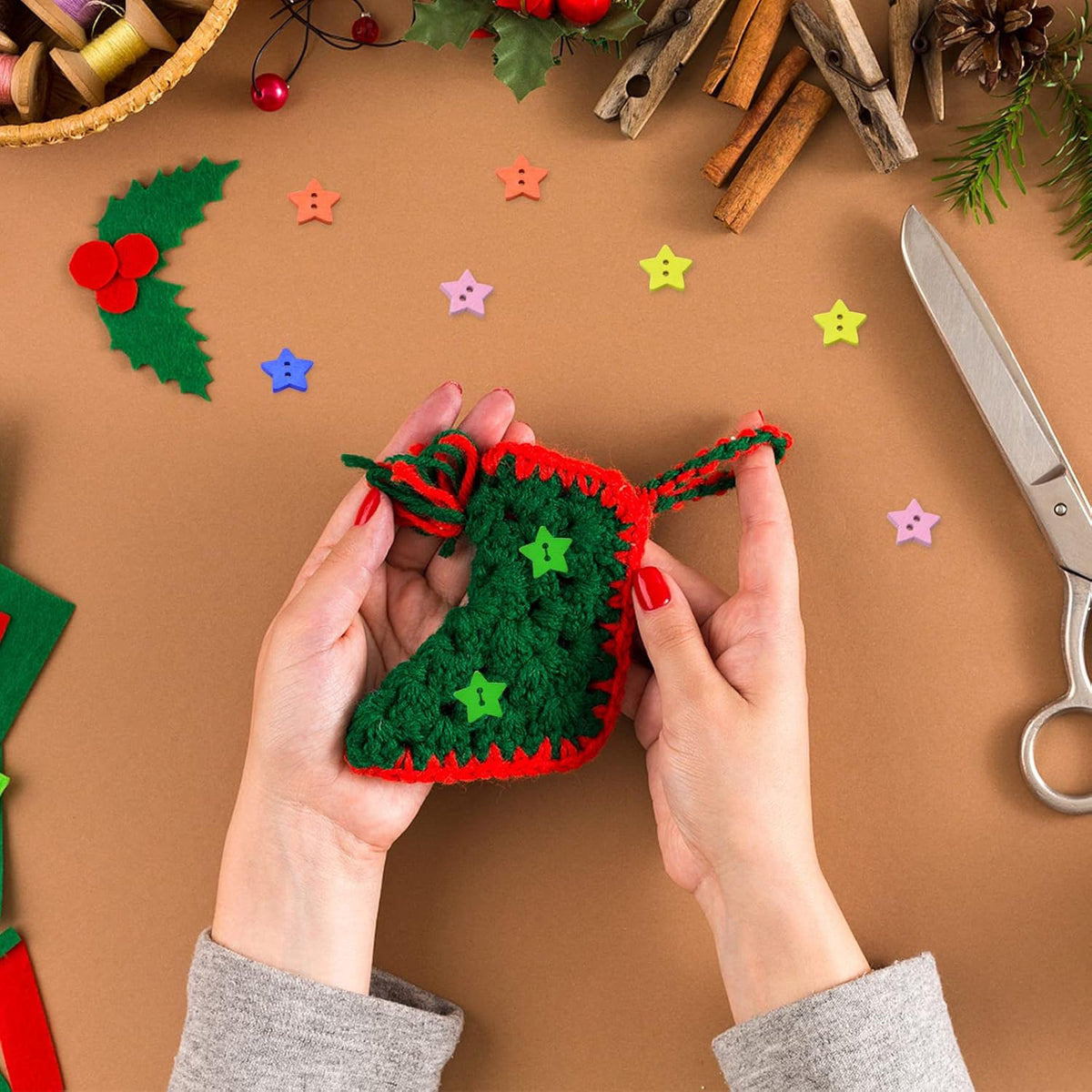 200pcs Mixed Colors Wooden Star Buttons with 2 Holes Small Star Shape Knitting Wood Rustic Buttons for DIY Clothes Sewing Scrapbooking Art Craft Painting Decoration