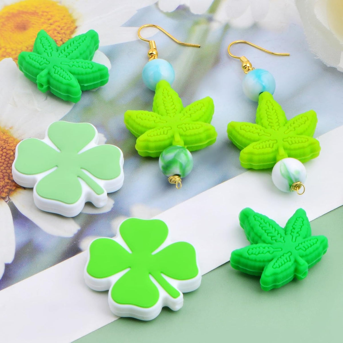 6pcs 2 Colors Maple Leaf Silicone Beads and 6pcs 2 Colors Four Leaf Clover Silicone Focal Beads Cartoon Plant Loose Beads Bulk for Pen Keychain Lanyards Necklace Bracelet Handicrafts